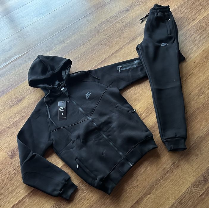 Мъжки,ватиран,черен екип Nike с активен,заден джоб на долнището