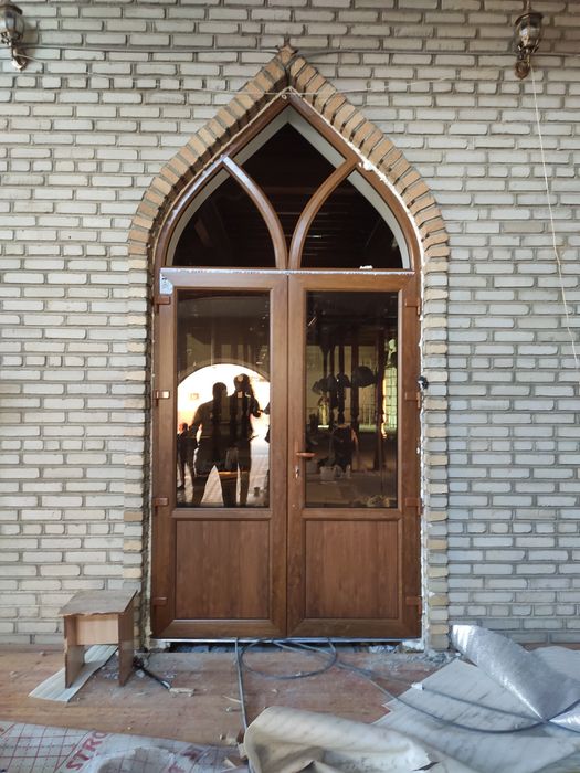 1 Akfa alumin va pilasmassa eshik romlar sizistagan turda.