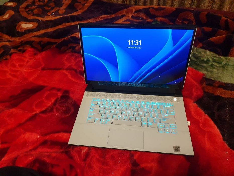 Dell Alienware m15 R4
Core i9  10-avlod
Ram 32GB GTX 1080 
Hotira 1 te