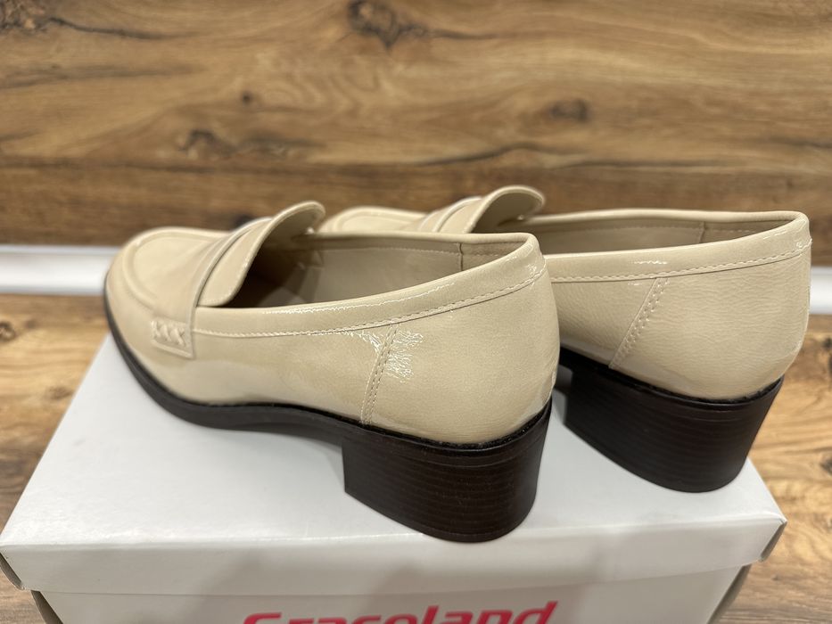 Продавам чисто нови дамски обувки