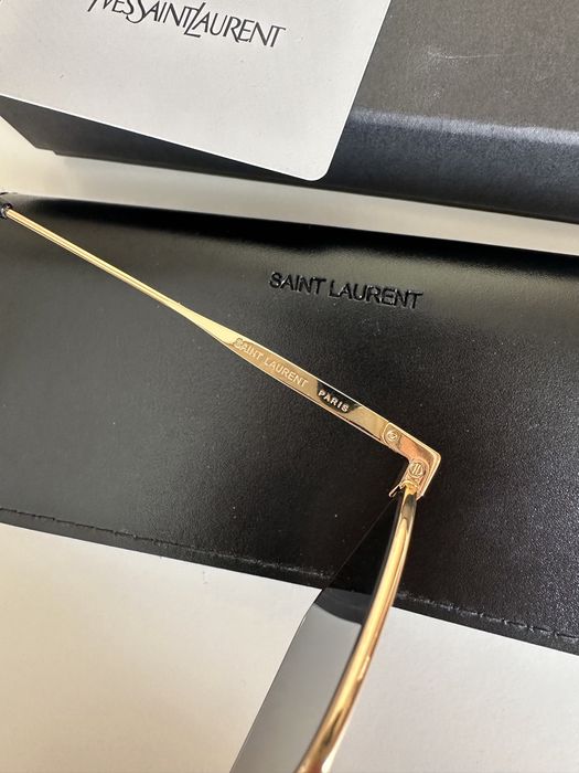 Чисто нови слънчеви очила Saint Laurent в златист цвят