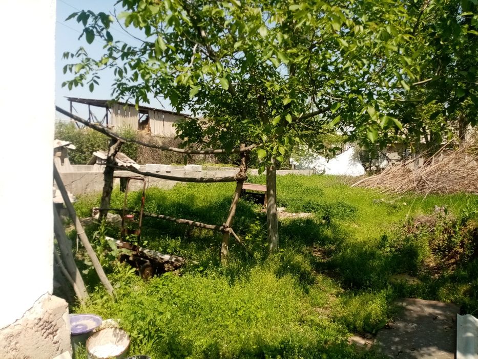 Yer sotiladi 6 sotix 3 xonaga fundamenti bor