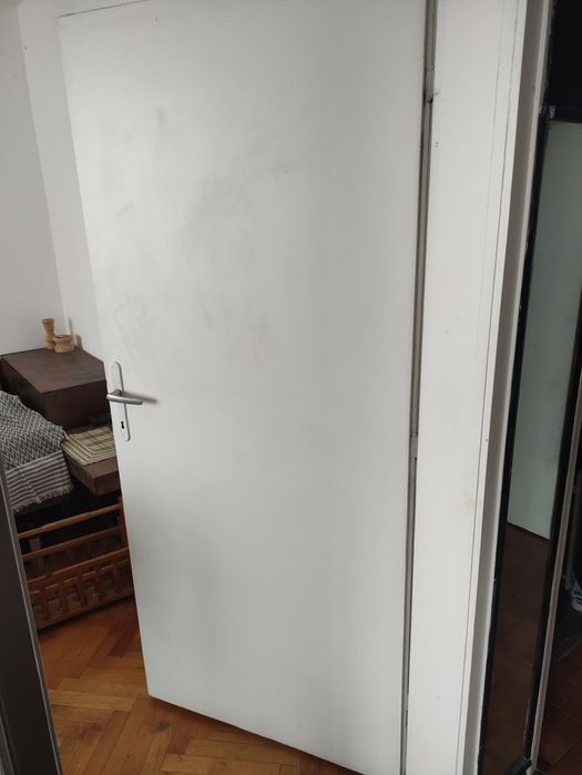 Две дървени врати, с и без прозорец