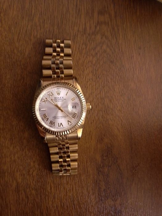 Часы ролекс  золотистого цвета