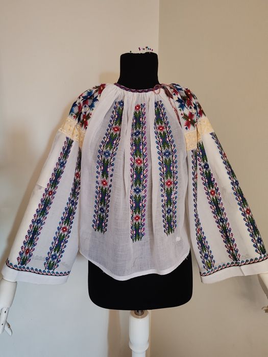 Ie veche/port popular /Camasa autentică