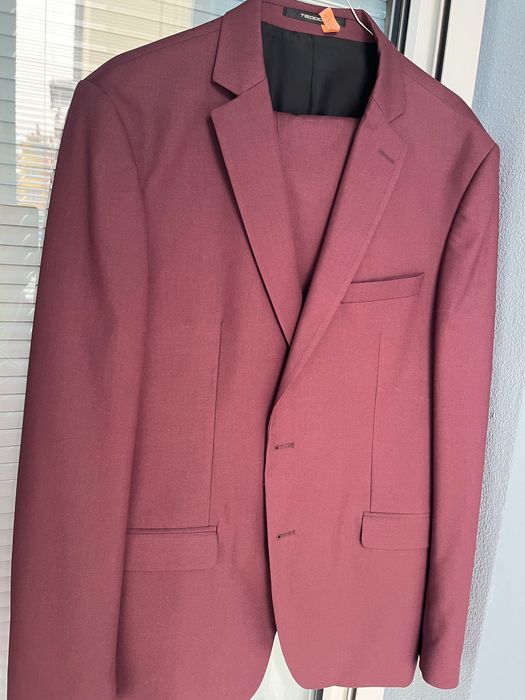 Продавам два мъжки костюма в отлично състояние-носени по веднъж,без забележки.