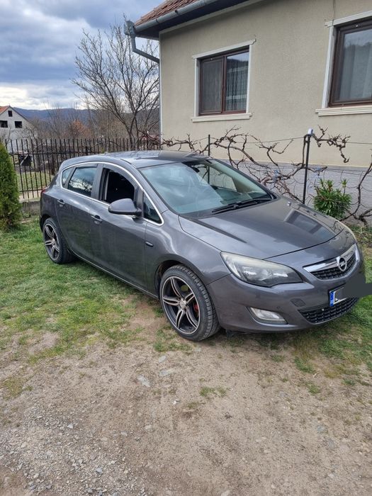 Vând Opel asta j 1.7 cdti 2010