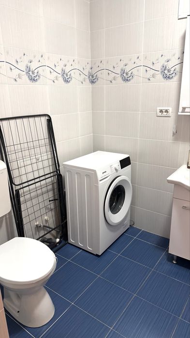Închiriez apartament central, 1 cameră, bloc nou, parcare gratuită inclusă, cheltuieli mici