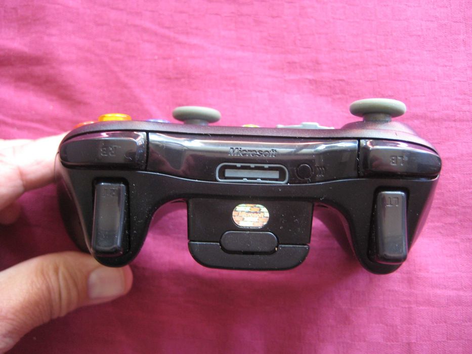 Продавам оригинален контролер за XBOX 360