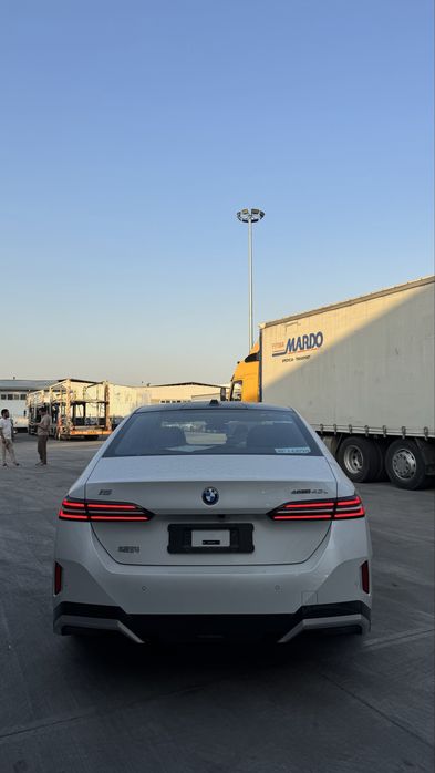 BMW i5 40L 4 oy 2025 yil