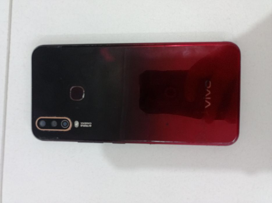 Продам 2 телефона виво  и танк 8