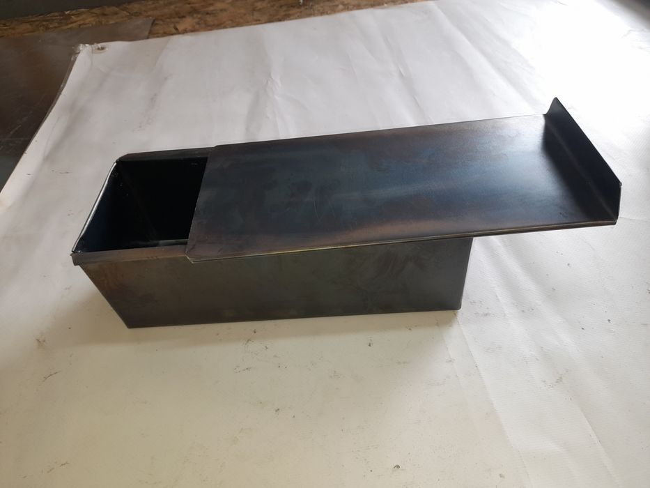 Tăva pentru copt pâine toast cu șină și capac culisabil .