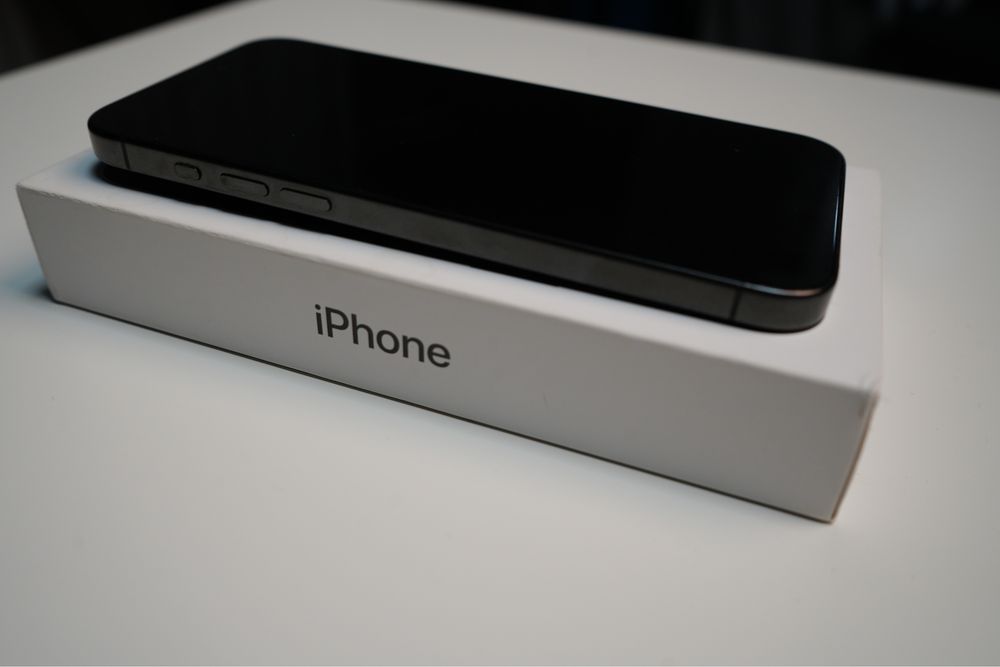 Apple iPhone 15 Pro Max, 256 GB, 5G, titan negru in stare excelenta