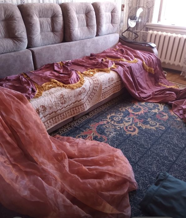 Продам шторы плотные шелк с лабрикеном в отличном состоянии  с тюль