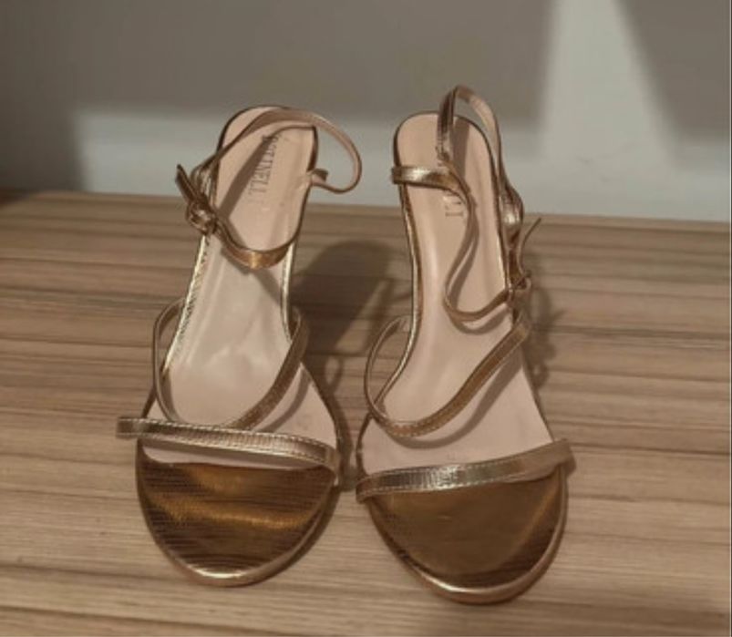 Sandale aurii elegante