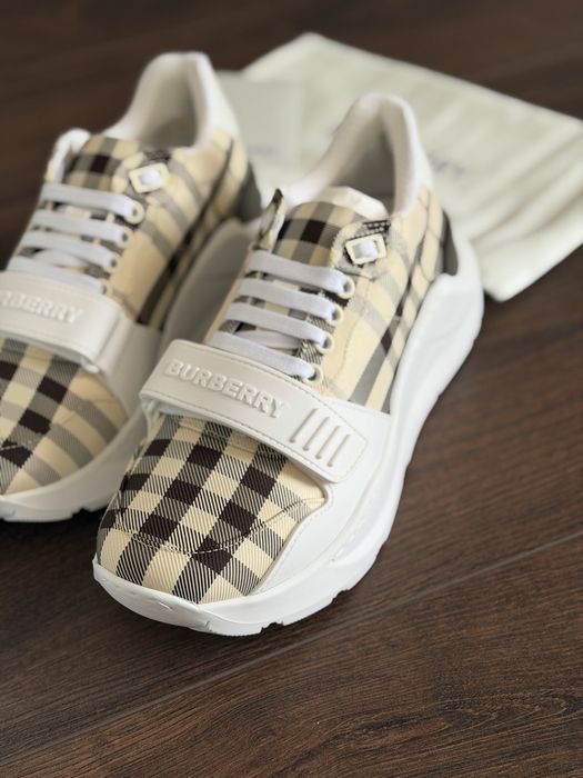 Обувки Burberry.