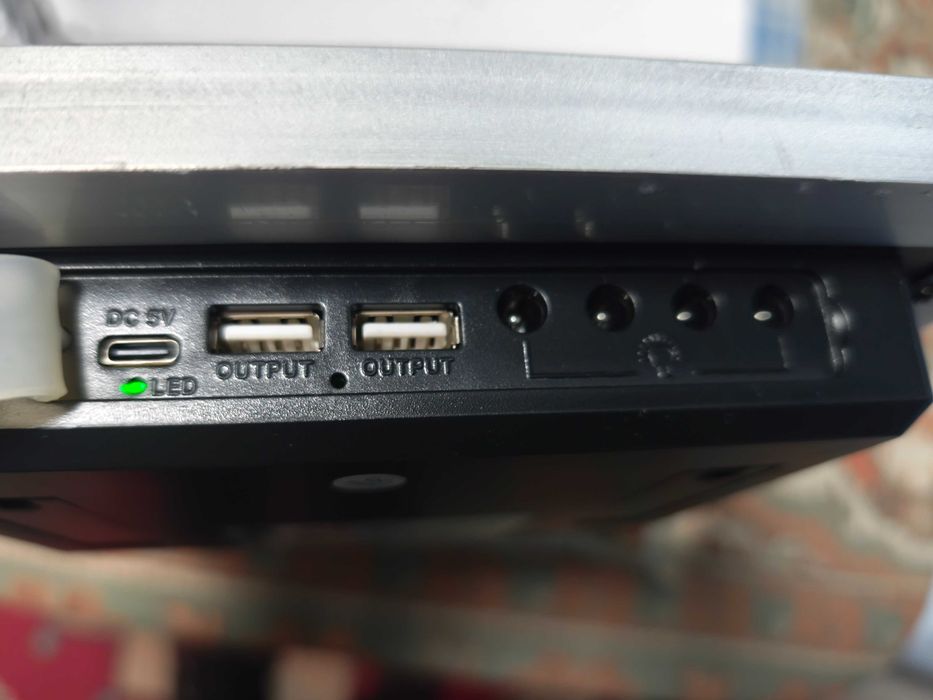 Panou solar cu 2 proiectoare si incarcare mobila