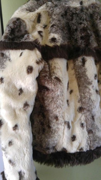 Продавам палтенце.Подарък дамска чанта от същия плат.