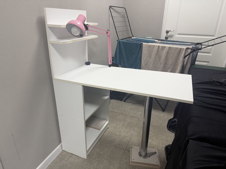 Продам маникюрный стол и стулья