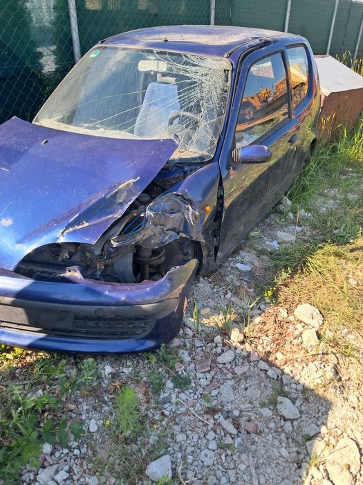 Vând Fiat Seicento, fabricație 2000, Motor de 1000 pe benzină, avariat, fără acte, pentru piese, dezmembrez: cutie, motor (89mii km), tapițerie