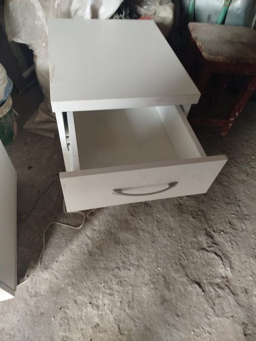 Продам тумбочки офисные