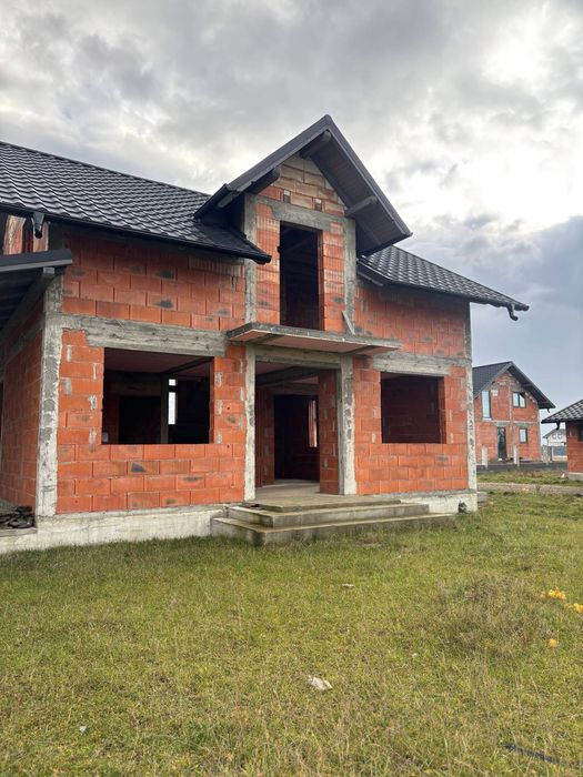 Echipa Executam / Construim Case la Rosu !