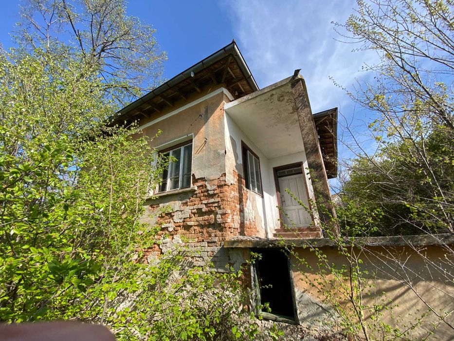 Къща с двор в село Сомовит