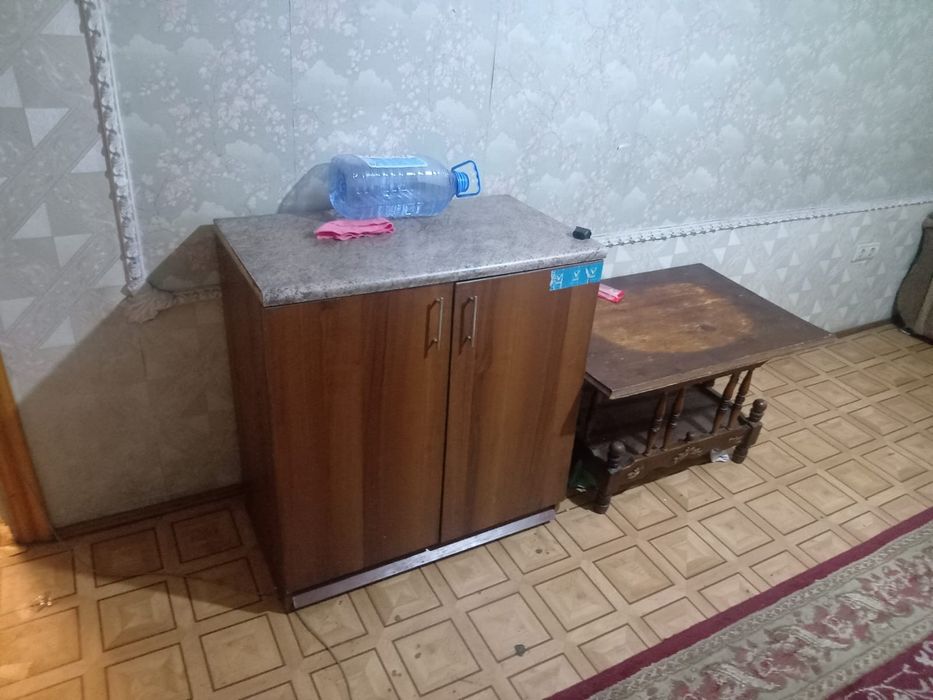 Шкафы, диван, столы, ковры