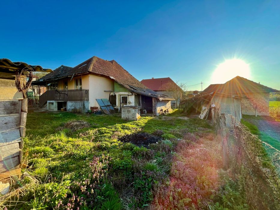 Casă cu 3 camere, teren 1000mp
