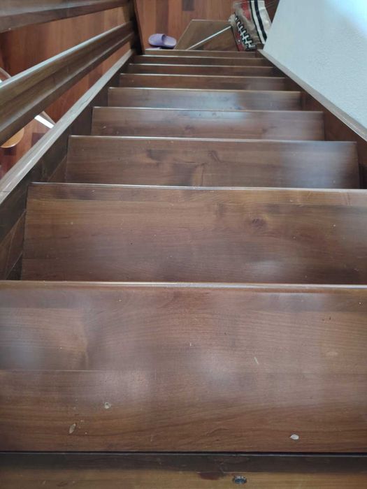 Дървена вътрешна стълба