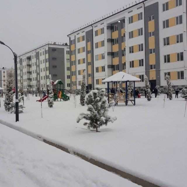 Сирдарё вилояти новосройка 3 хонали квартира срочни сотилади