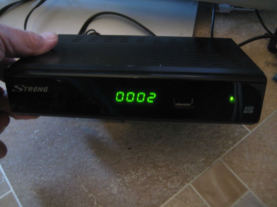 Продавам цифров декодер STRONG STR 8115