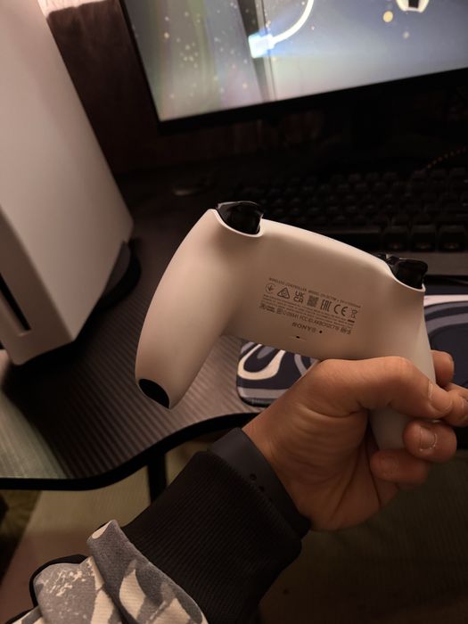 PS5 disk version стойка и контролер + игра по избор