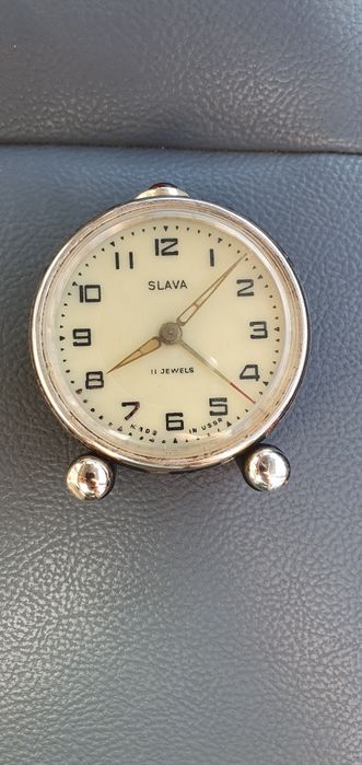 Ceas mecanic SLAVA 11 JEWELS, fabricat în USSR. 
Vechi de colecție. Vintage.