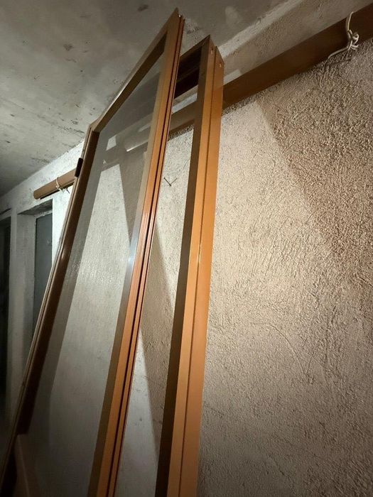 Продавам два броя врати комарници висок клас