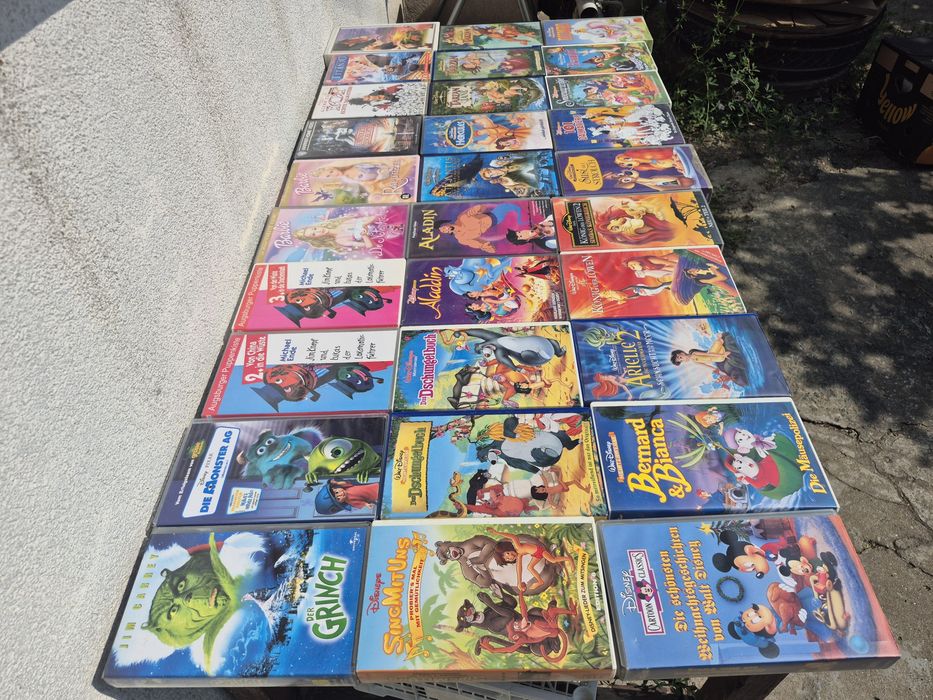 Vând 50 casete video VHS originale cu filme animație
