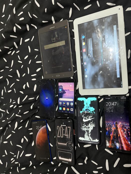 Vând telefoane. Citiți descrierea