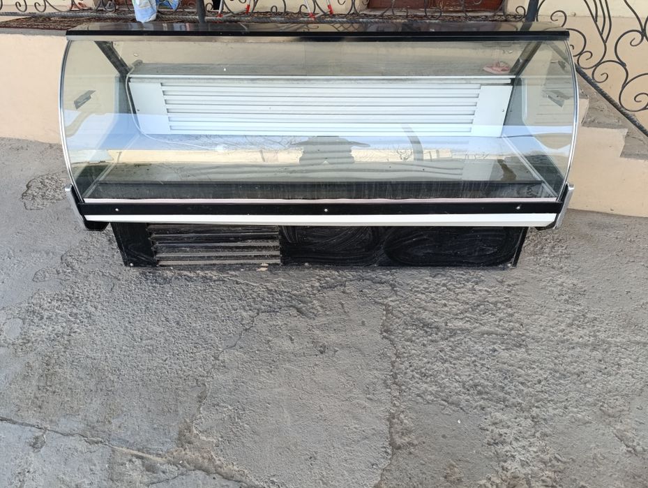 Vitrina xaladinik sotiladi