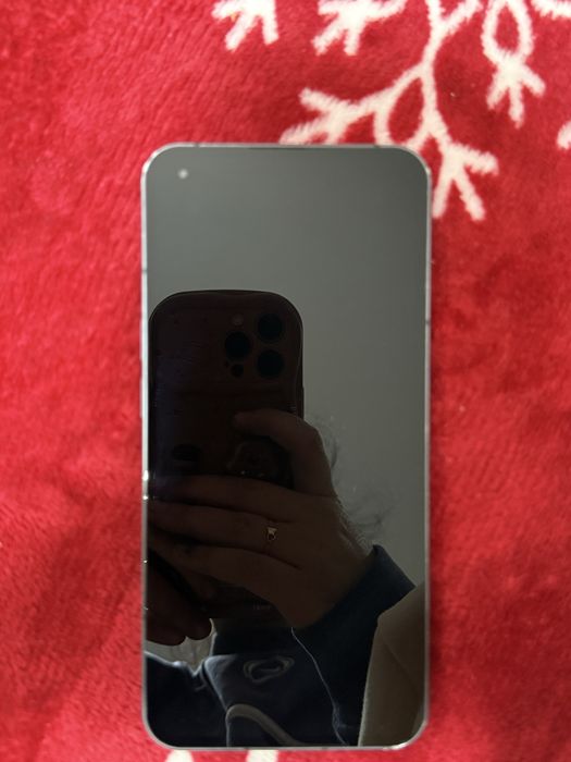 Dau la schimb 2 telefoane unul iphone 12 pro max gold 250 g,bateria este 100% Si un Nothing Phone 1 250 g