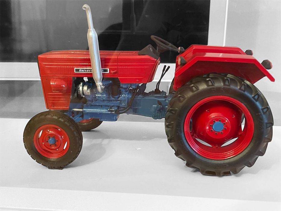 Machete tractoare UTB 445 scara 1:18