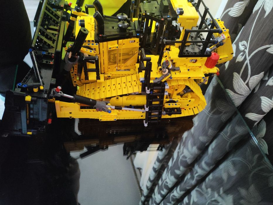 LEGO Technic Buldozer Cat® D11 controlat de aplicatie 42131,3854 piese