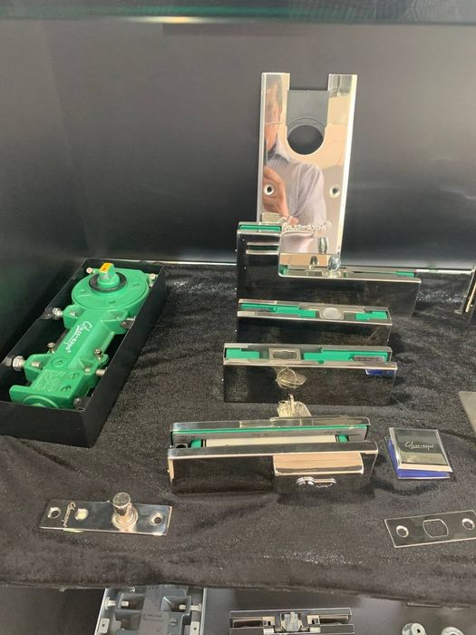 Ремонт и установка, реглировка доводчиков для стеклянных дверей.