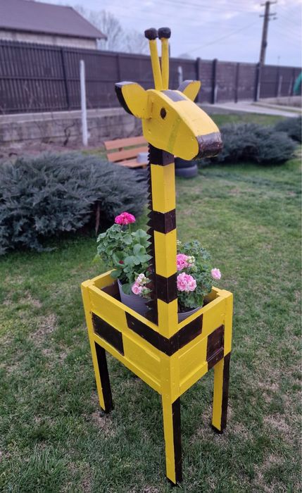 Girafa gigant din lemn personalizata ghiveci flori si decor