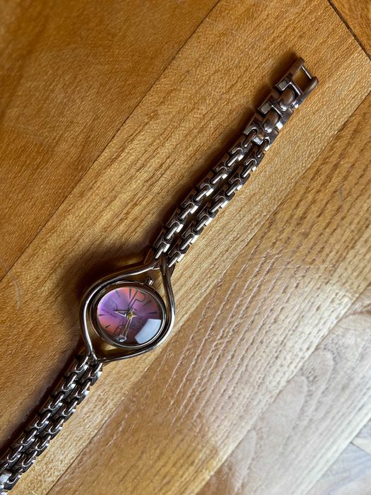 Дамски часовник Q&Q - метален с перлено розово; за тънка китка