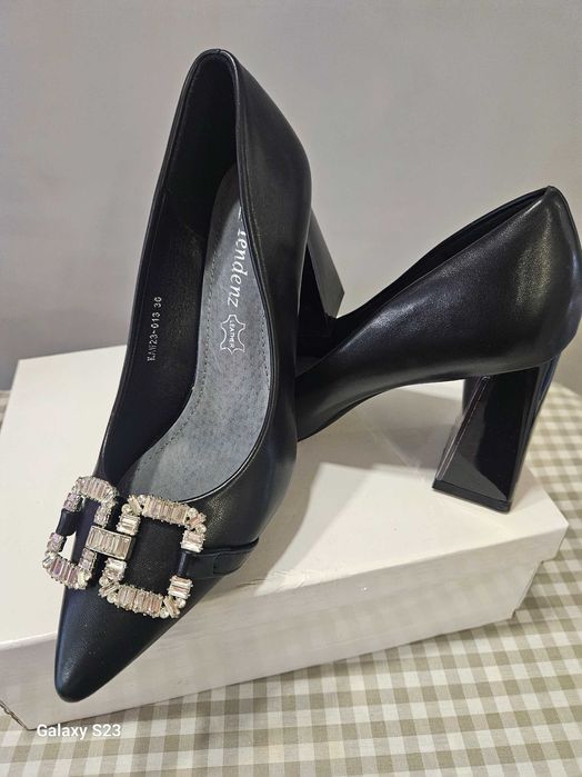 Официални черни обувки с брошка