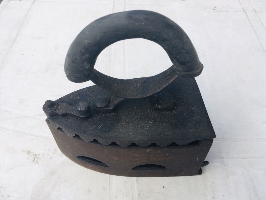 Fier de călcat cu cărbune