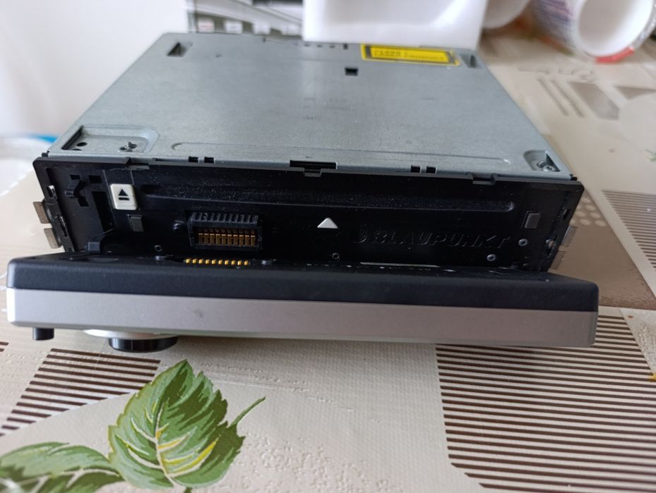 Vând radiocasetofon cu CD auto Blaupunkt London MP37 model vintege