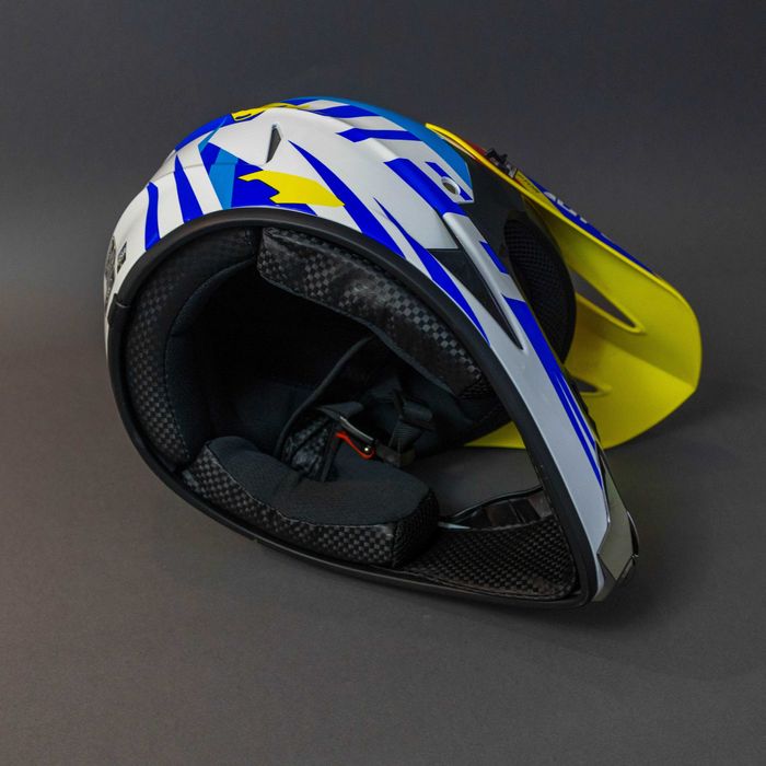 Каска с очила за ел. тротинетка , велосипед , мотокрос