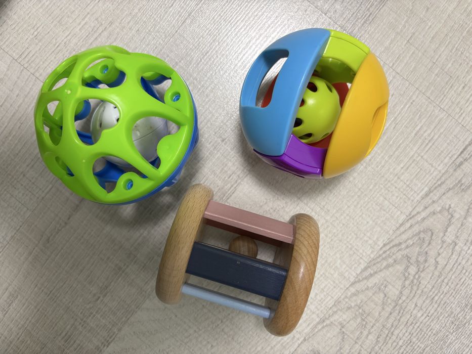 Бебешки играчки дрънкалки и играчки със звуци