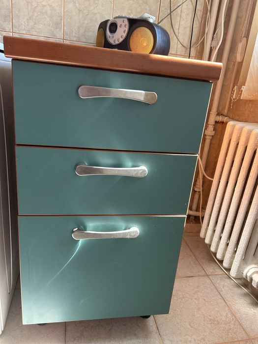 Mobilier de bucatarie-practic si bine intretinut-